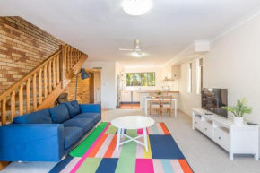 The Hidden Flower - A Spacious Poolside Abode, Brisbane